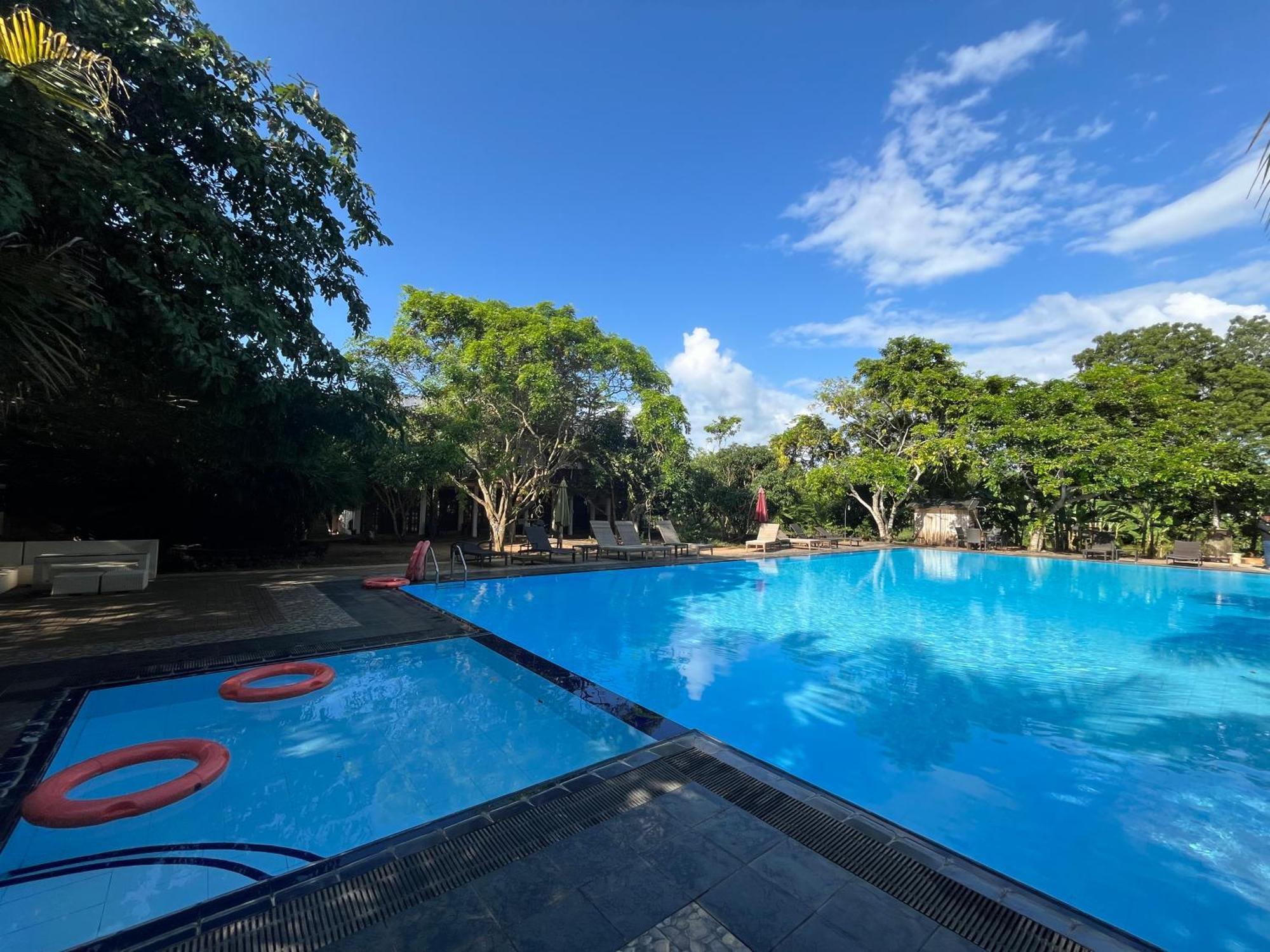 Hotel 4 U Saliya Garden Anuradhapura Exterior foto