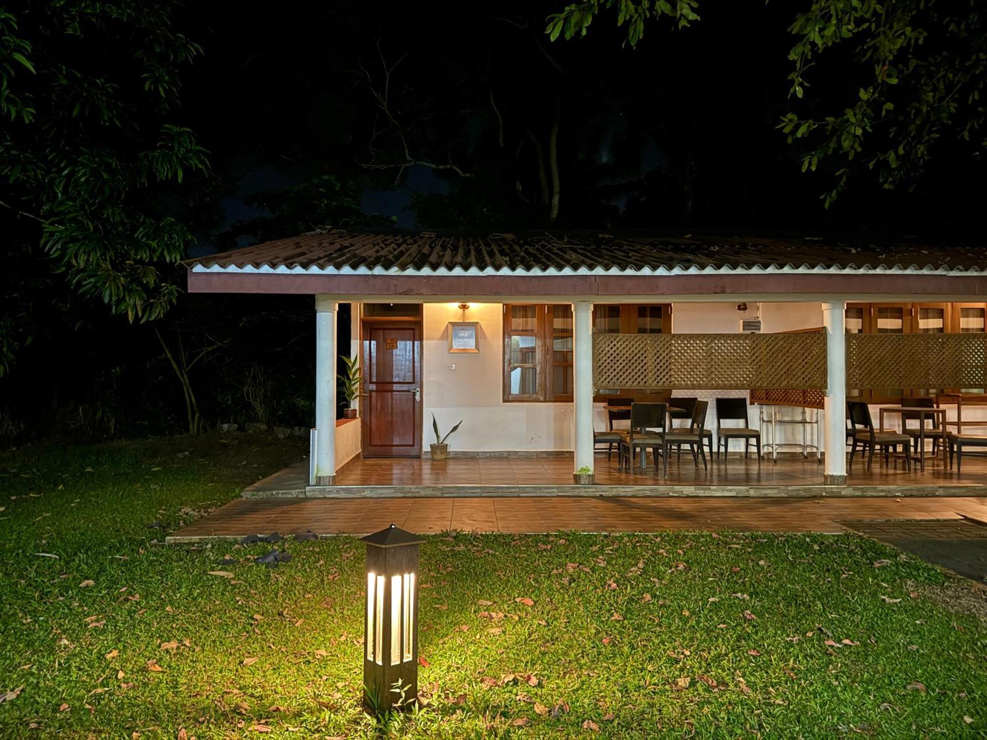 Hotel 4 U Saliya Garden Anuradhapura Exterior foto