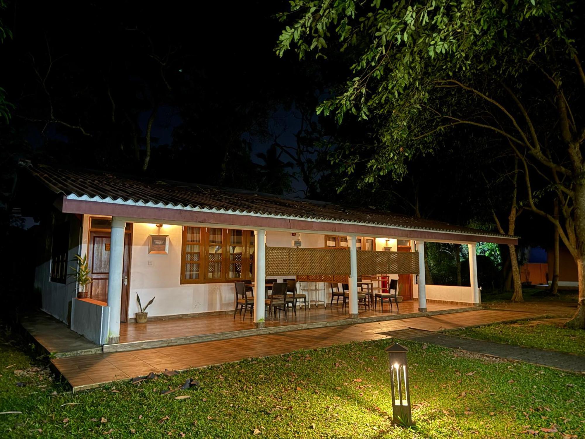 Hotel 4 U Saliya Garden Anuradhapura Exterior foto