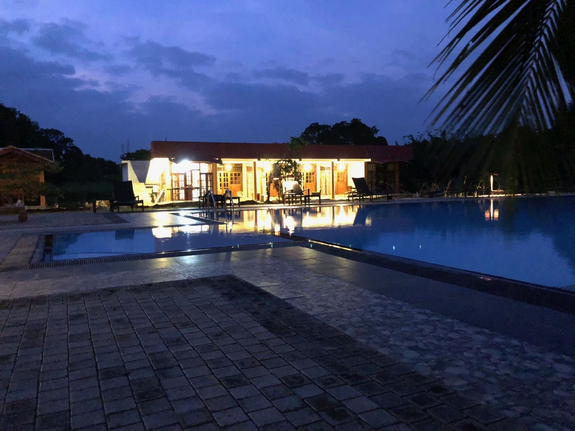 Hotel 4 U Saliya Garden Anuradhapura Exterior foto